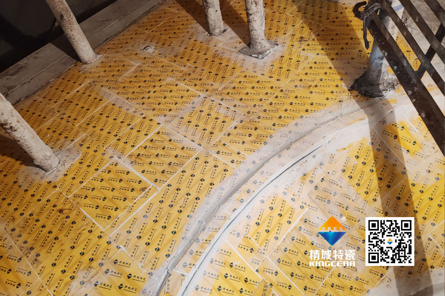 水泥廠循環(huán)風(fēng)機(jī)機(jī)殼內(nèi)壁安裝氧化鋁耐磨陶瓷